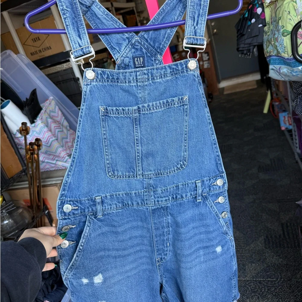 GAP women’s Blue Denim Short Overalls - Picture 3 of 6